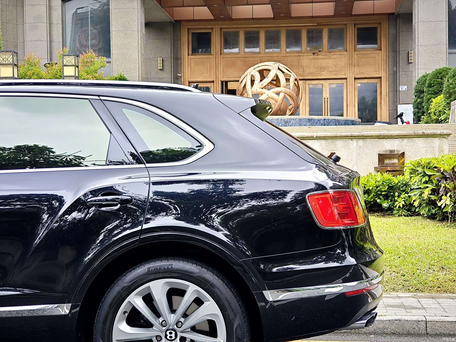 Bentley Bentayga, 2018 25