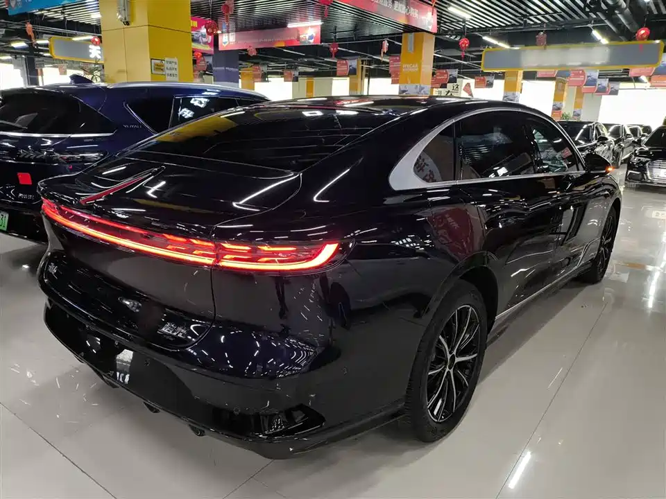 VOYAH Lantu chasing light