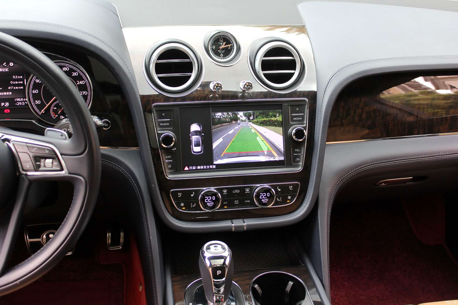 Bentley Bentayga, 2018 12