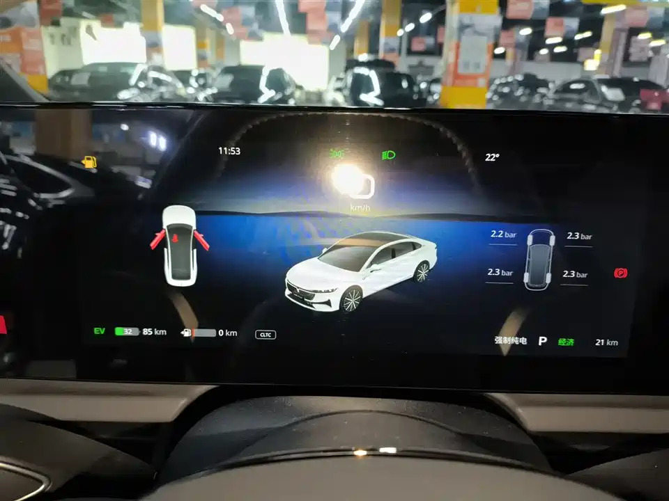 VOYAH Lantu chasing light