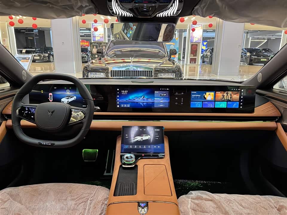 VOYAH Lantu chasing light