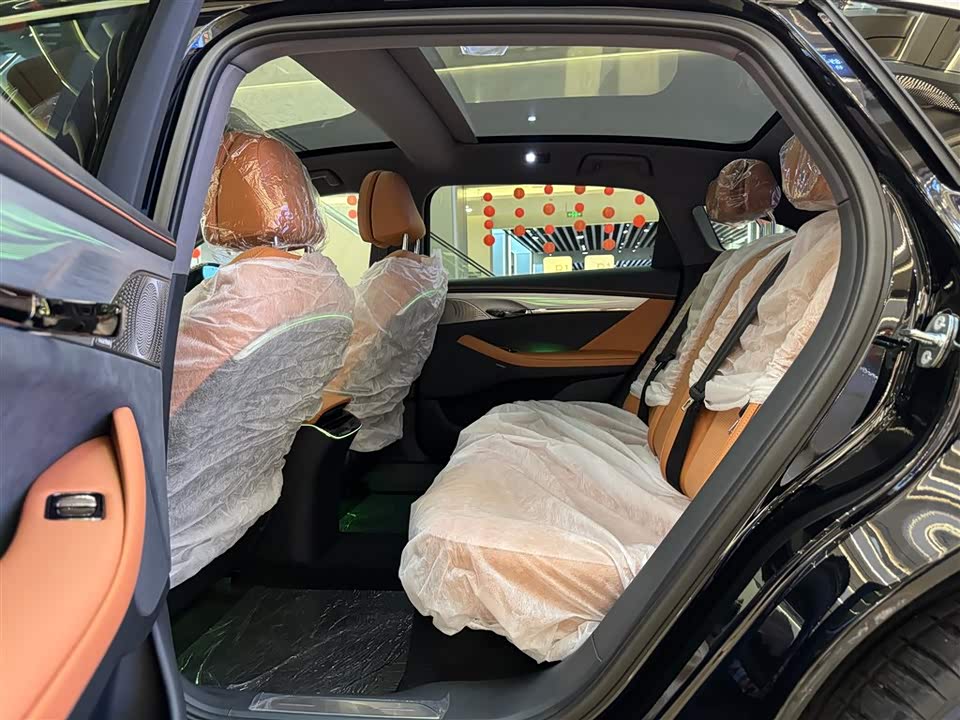 VOYAH Lantu chasing light