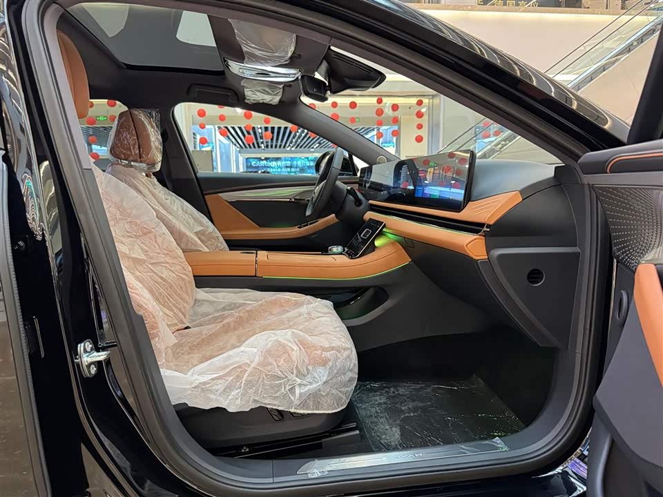 VOYAH Lantu chasing light