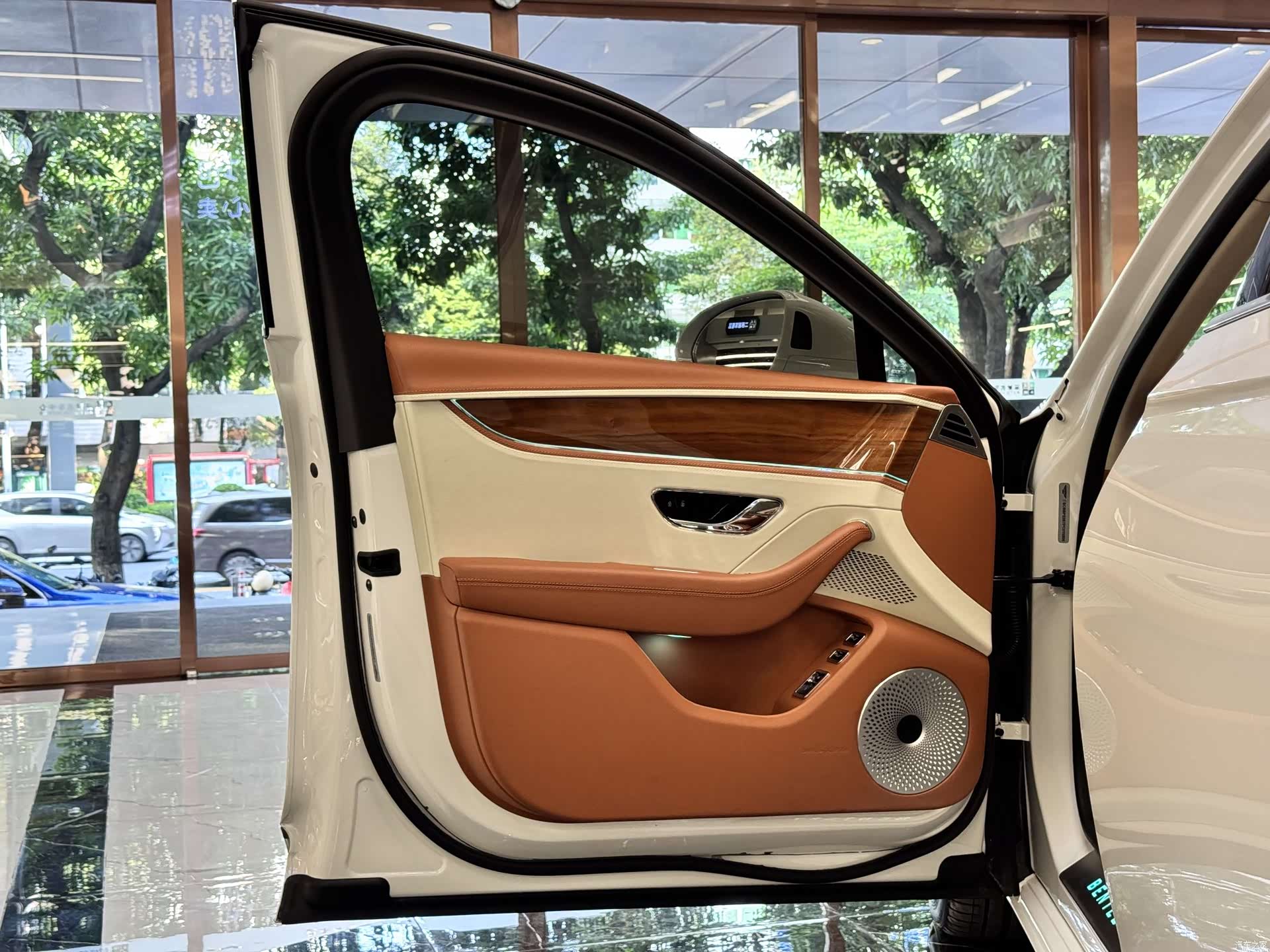 Bentley Flying Spur, 2023 7