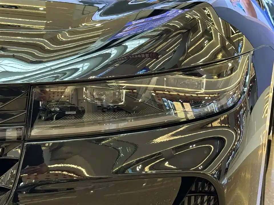 VOYAH Lantu chasing light