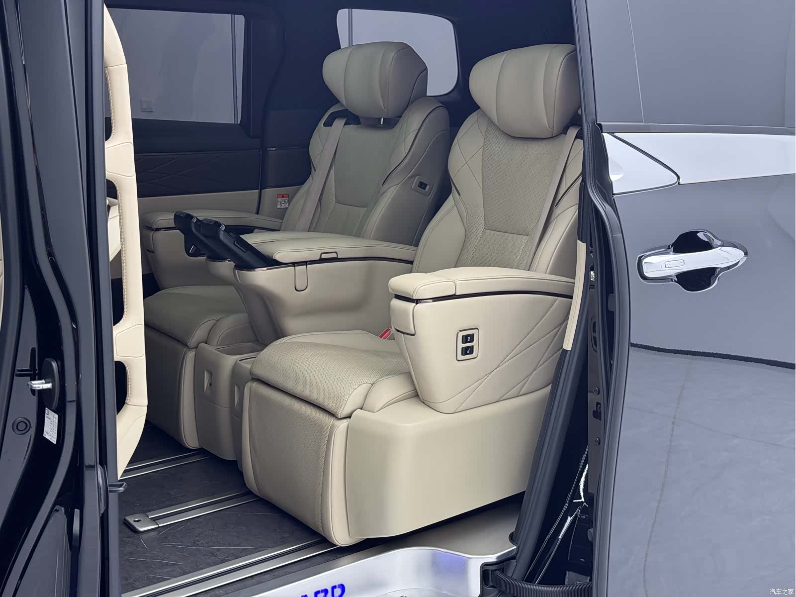 Toyota Alphard, 2023 9