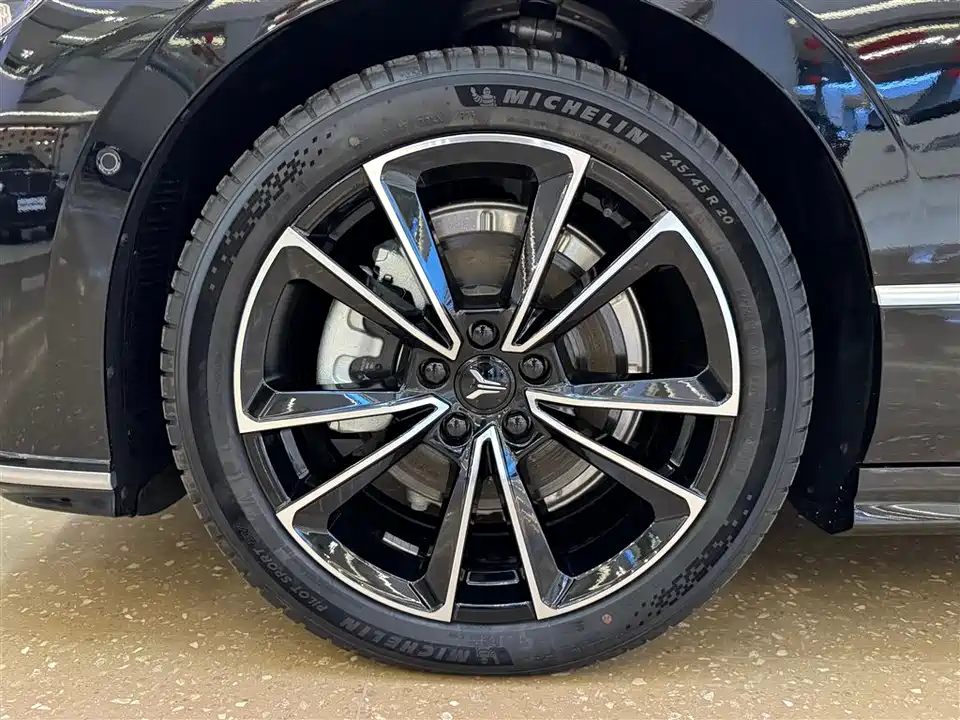 VOYAH Lantu chasing light