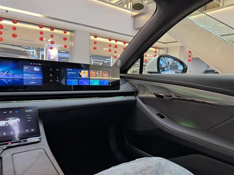 VOYAH Lantu chasing light