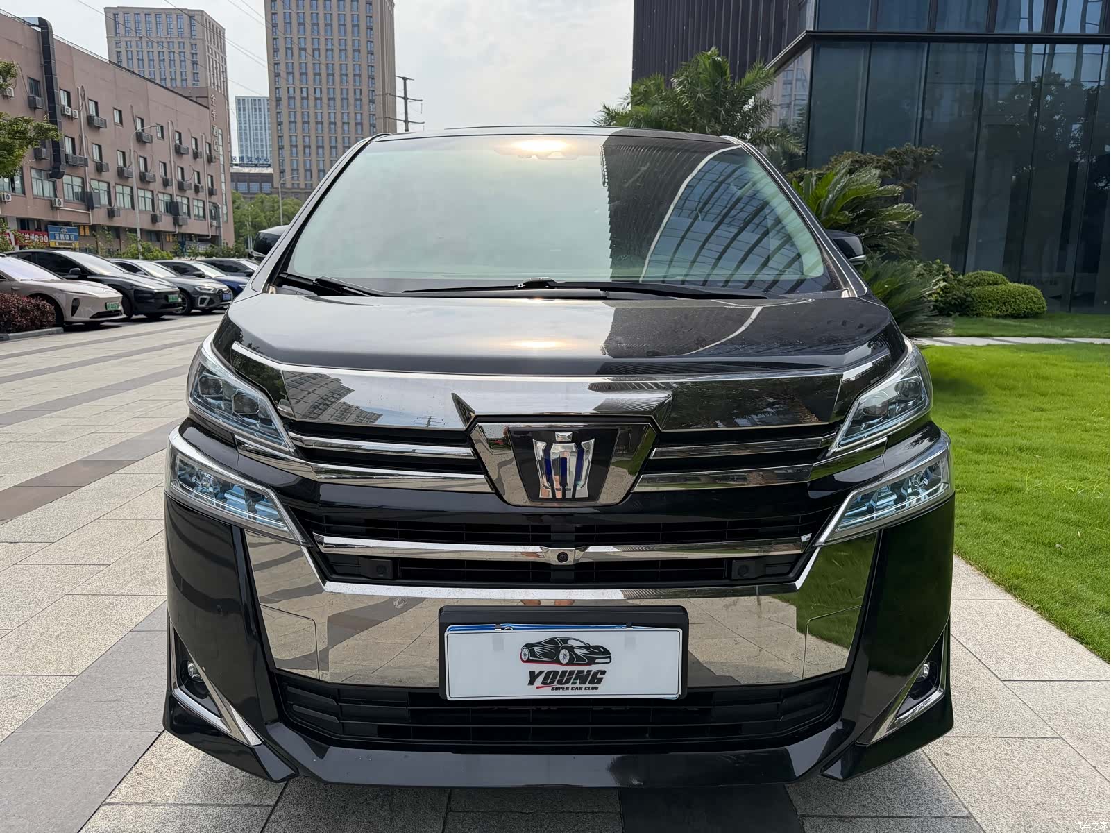 Toyota Vellfire, 2022 3