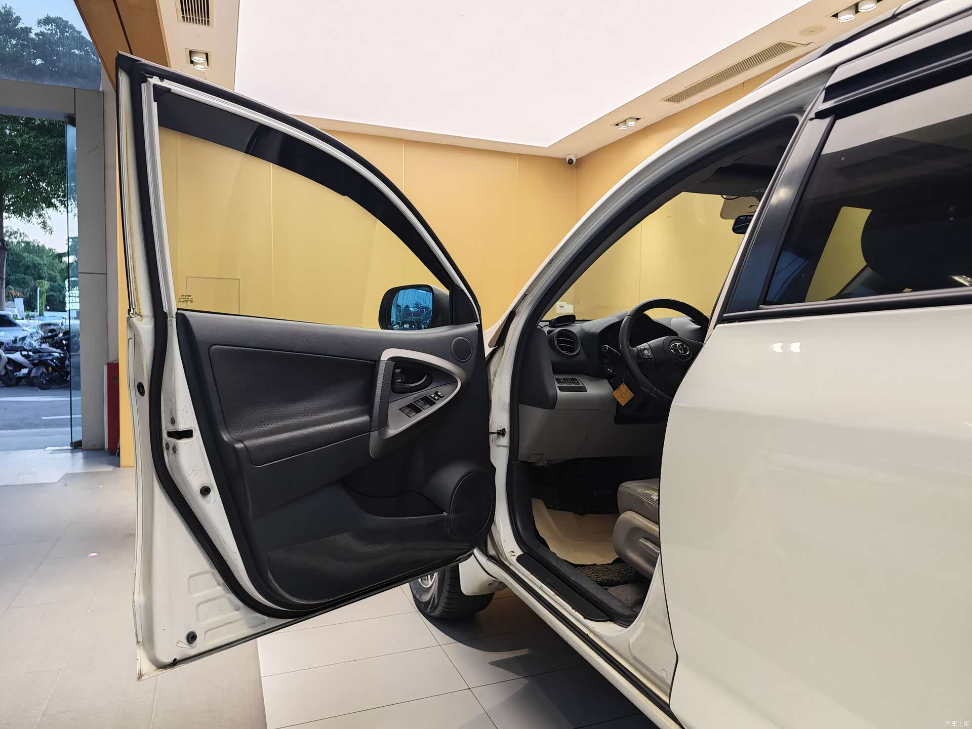 Toyota RAV4, 2011 7