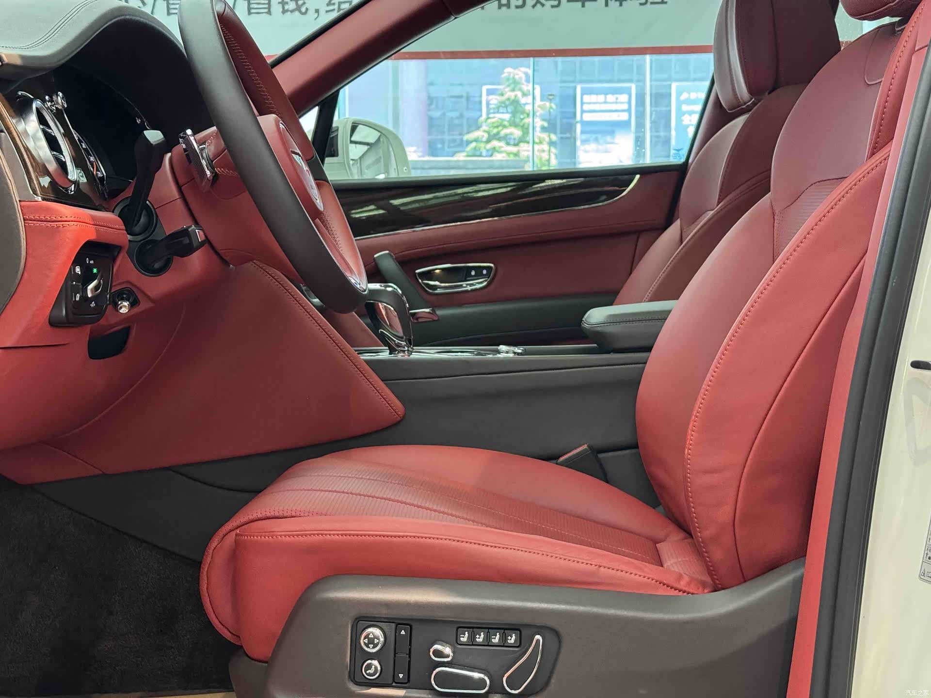 Bentley Bentayga, 2018 15