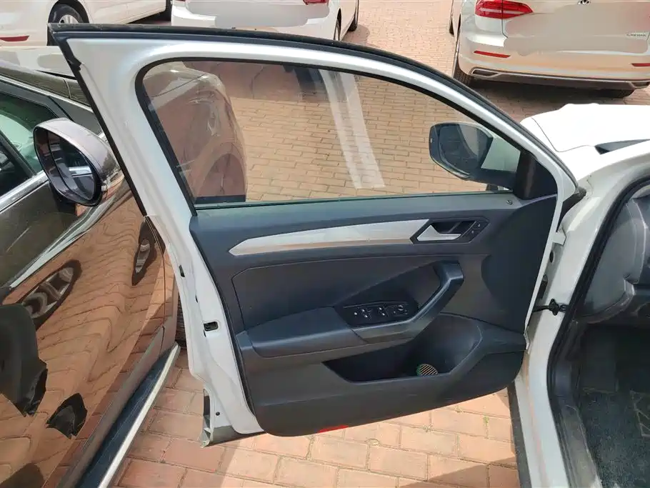 Volkswagen T-ROC exploring Songs