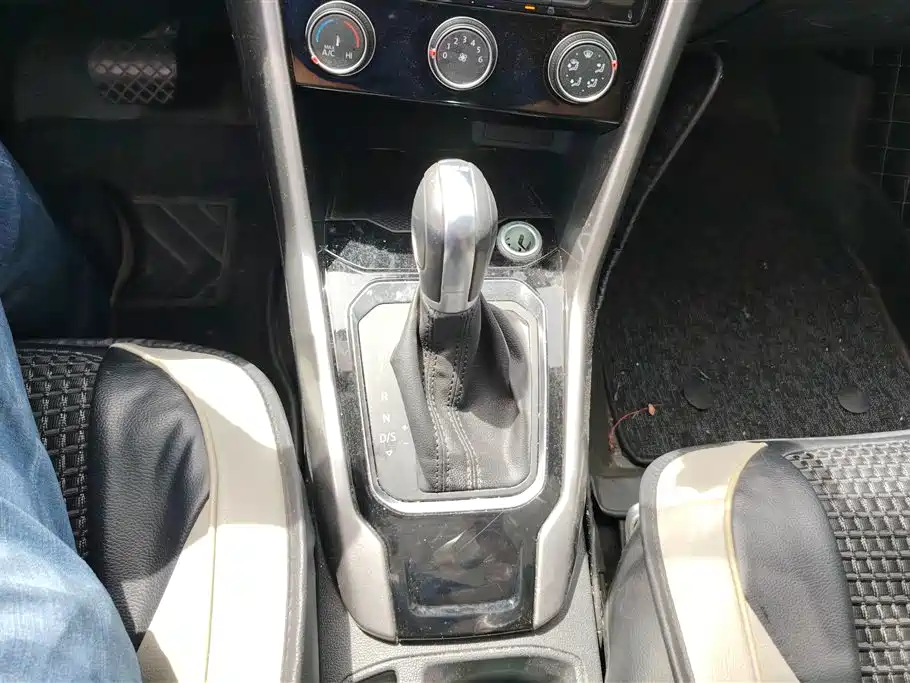 Volkswagen T-ROC exploring Songs