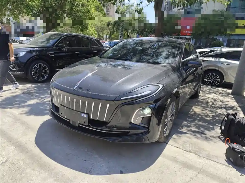 Hongqi E-QM5