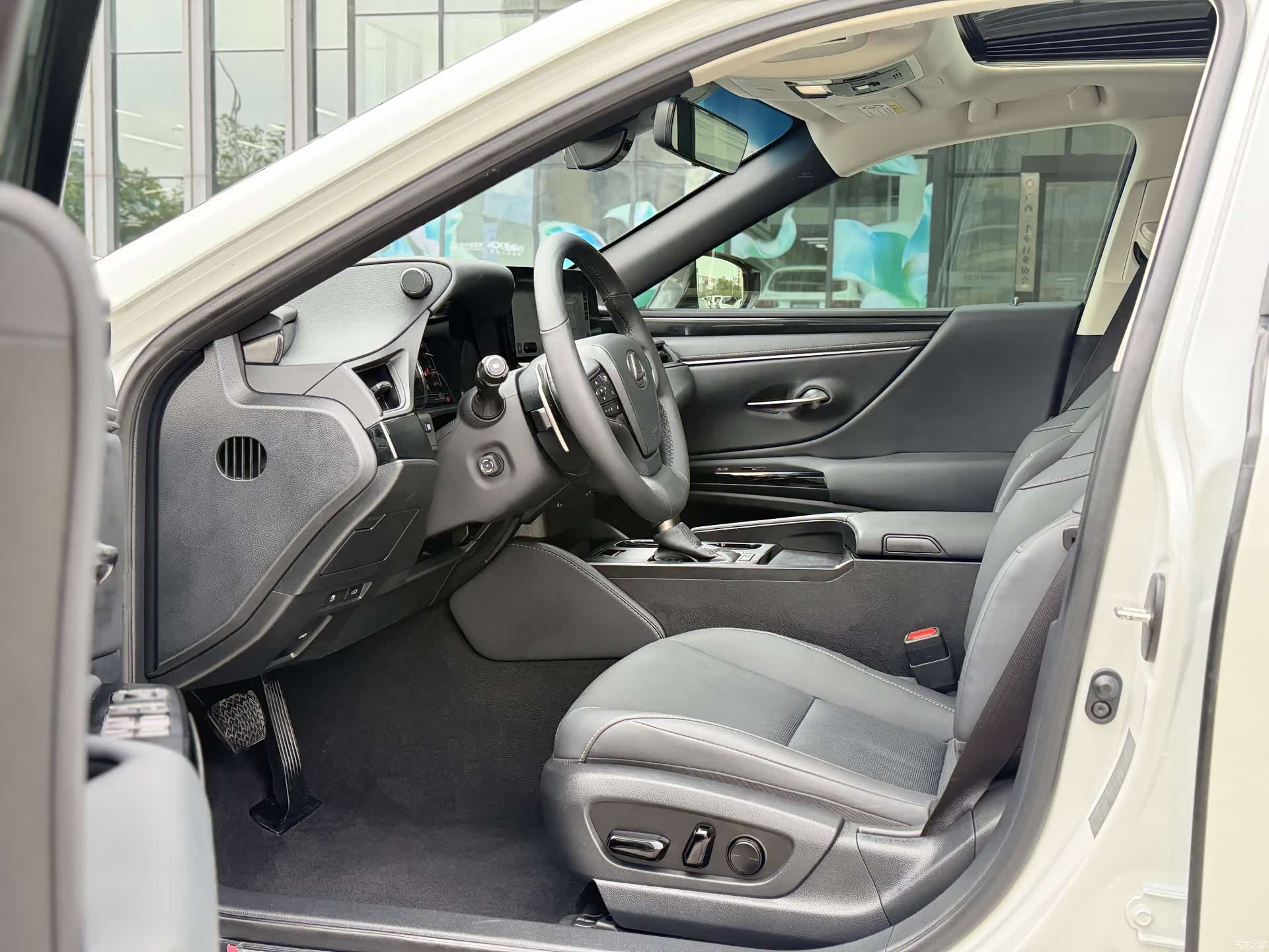 Lexus ES, 2023 все фото