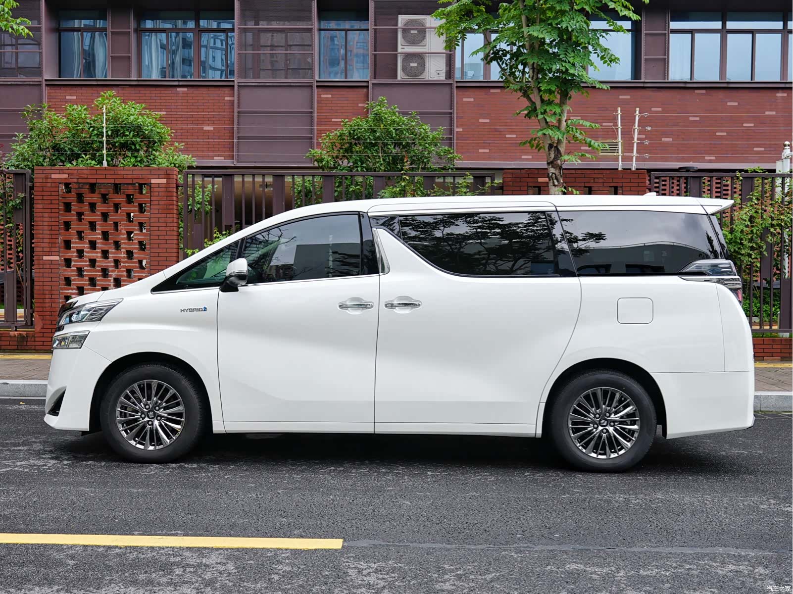Toyota Vellfire, 2022 3
