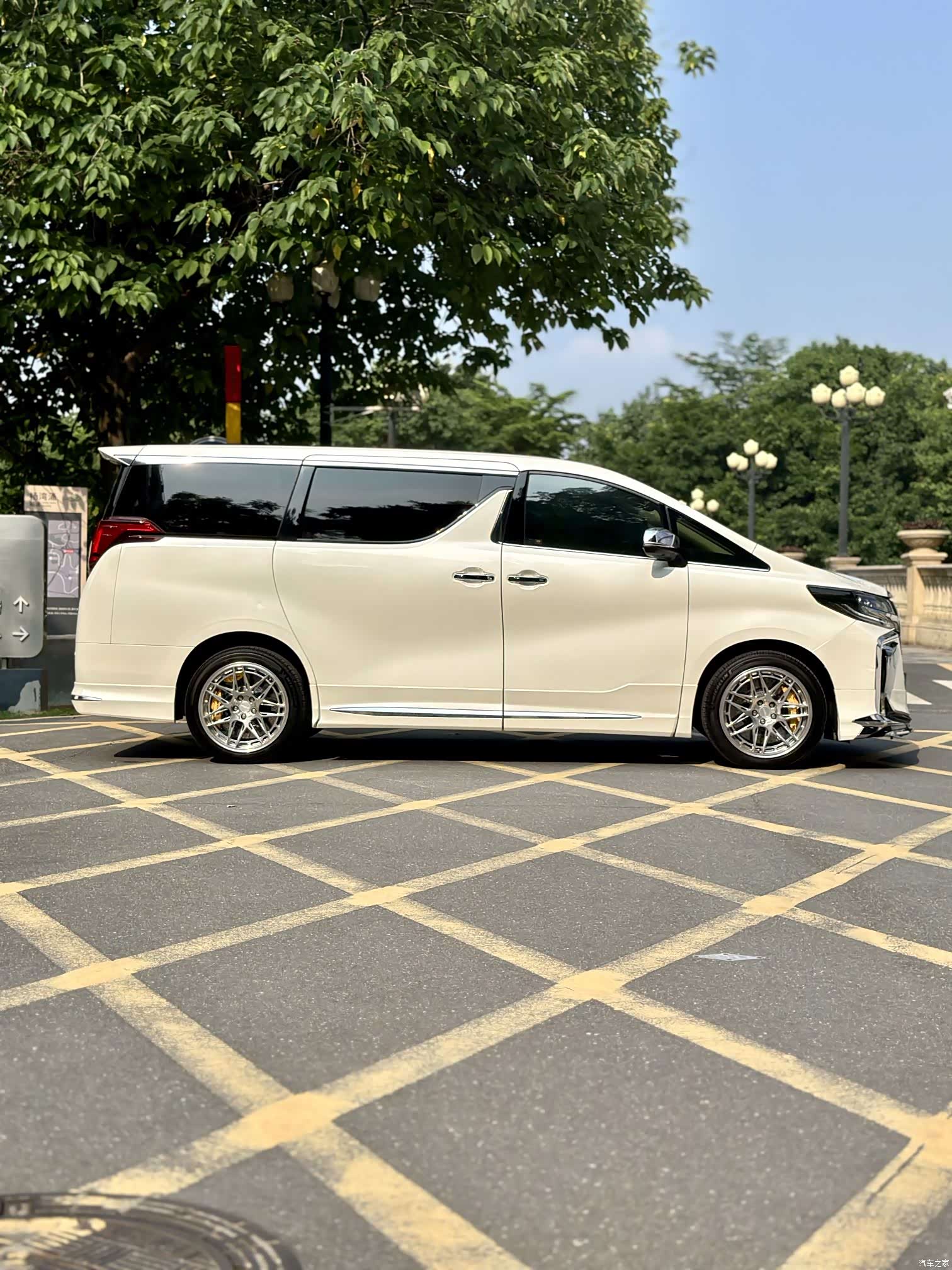Toyota Alphard, 2017 25