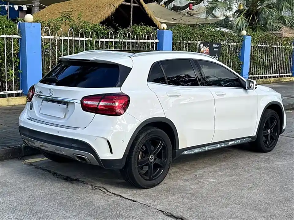 Mercedes-Benz GLA Mercedes-Benz GLA