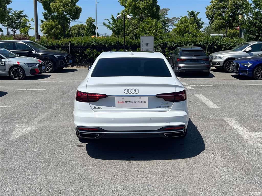 Audi A4L, 2022 все фото