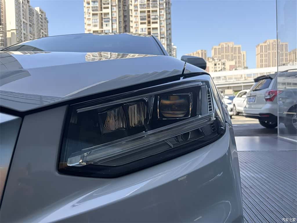 Audi Q2L, 2019 13