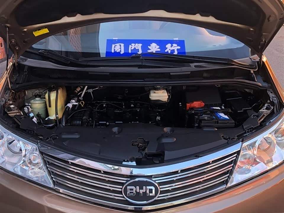 BYD M6