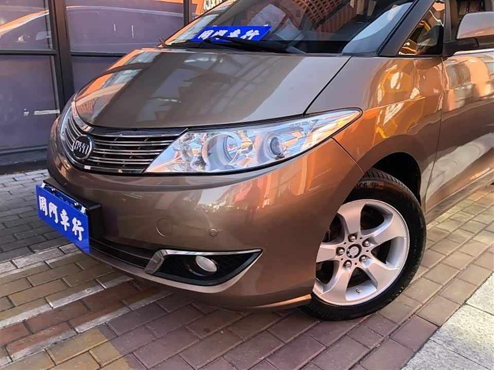 BYD M6