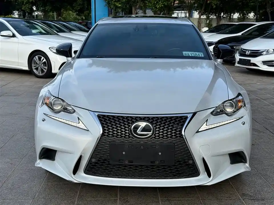 Lexus IS