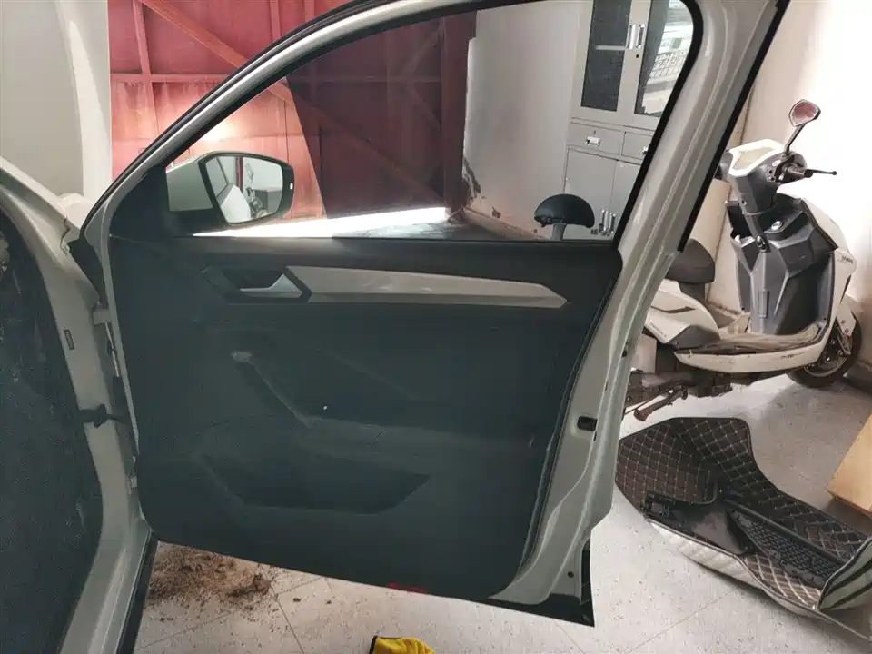 Volkswagen T-ROC exploring Songs