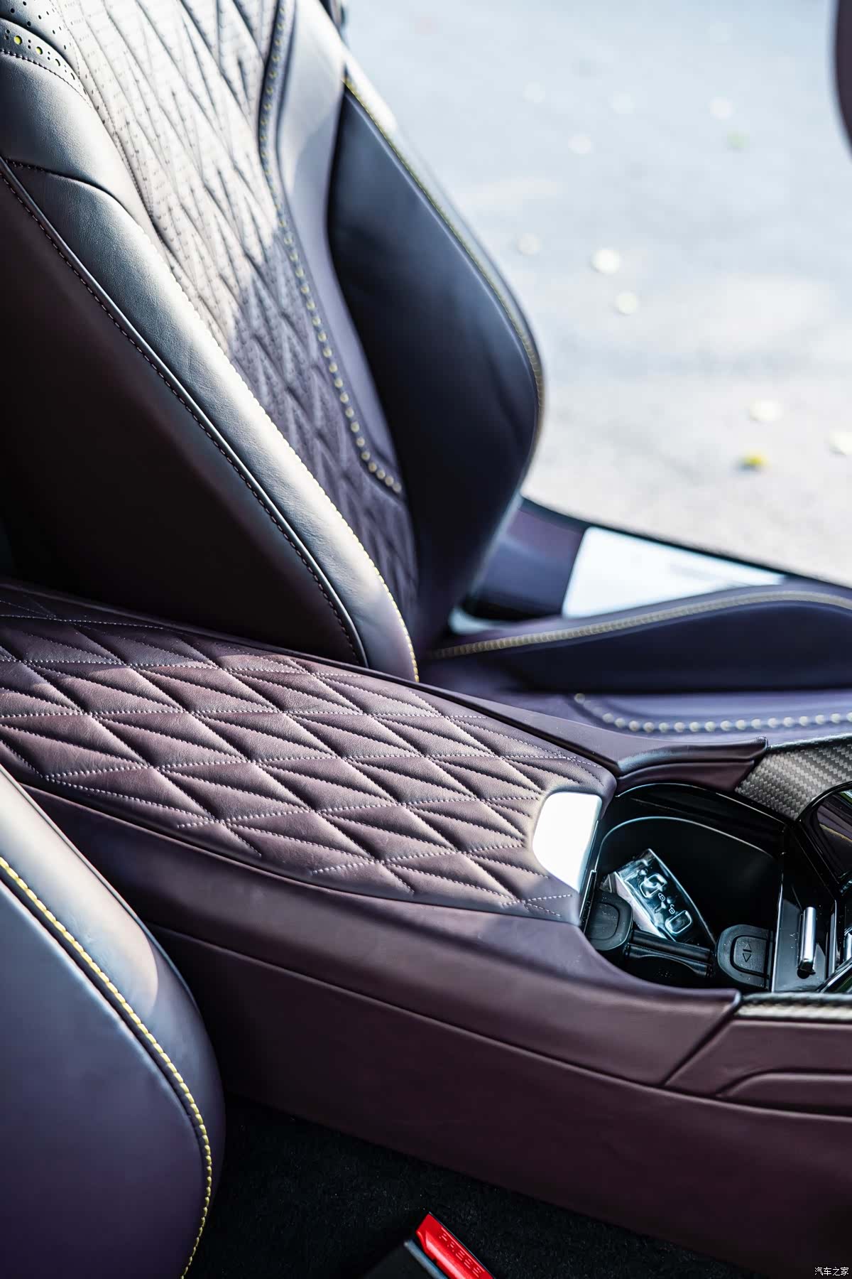 Aston Martin DB12, 2024 9