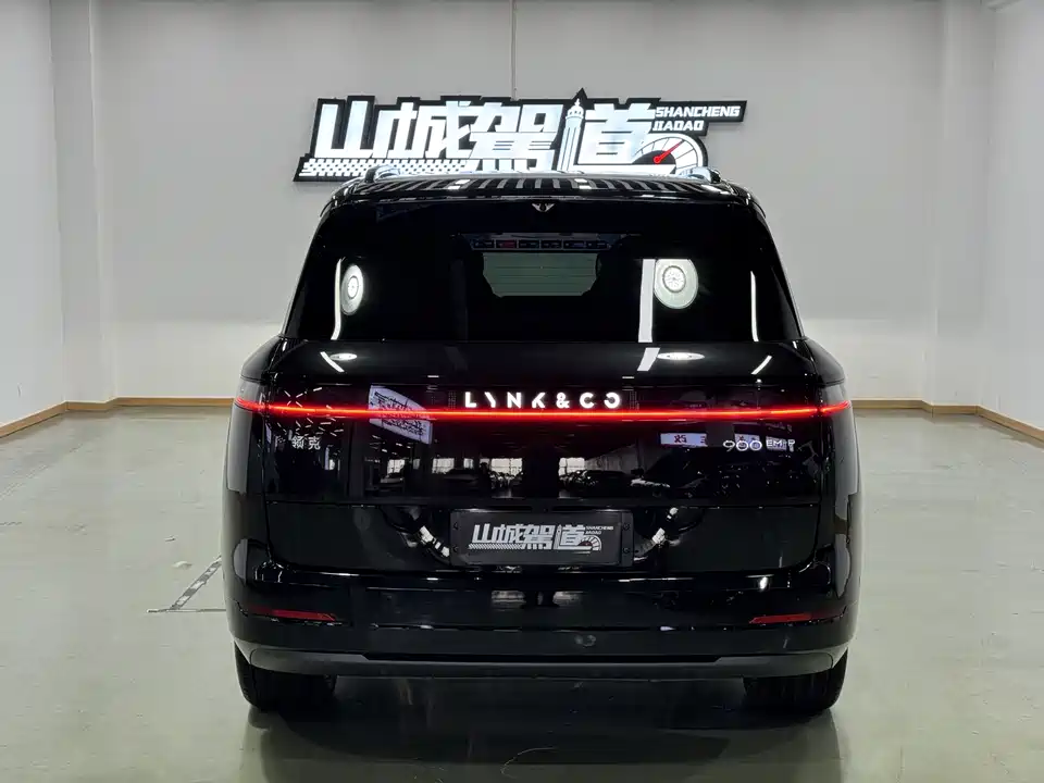 Lynk & Co 900