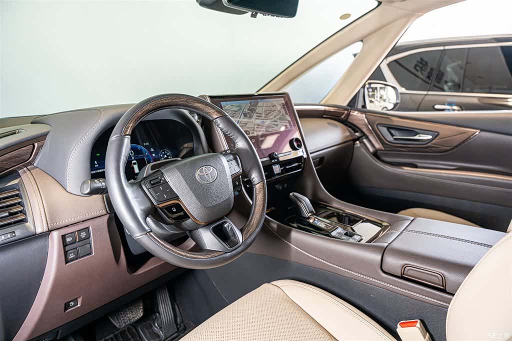 Toyota Alphard, 2024 все фото