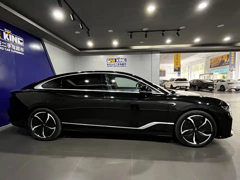 VOYAH Lantu chasing light