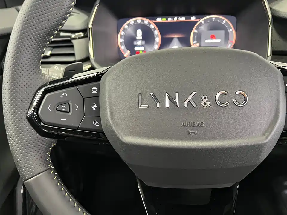 Lynk & Co 06