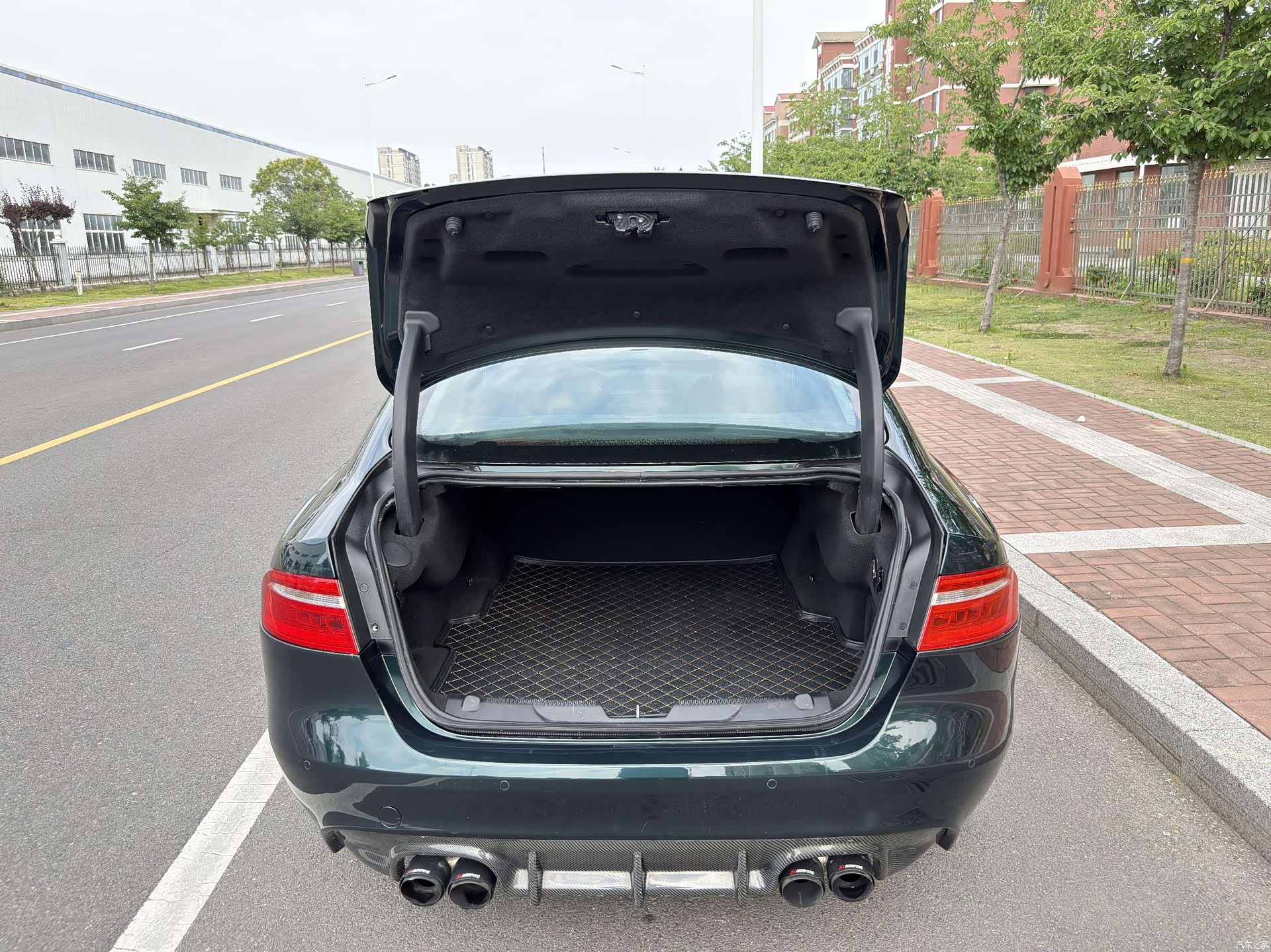 Jaguar XE, 2016 12