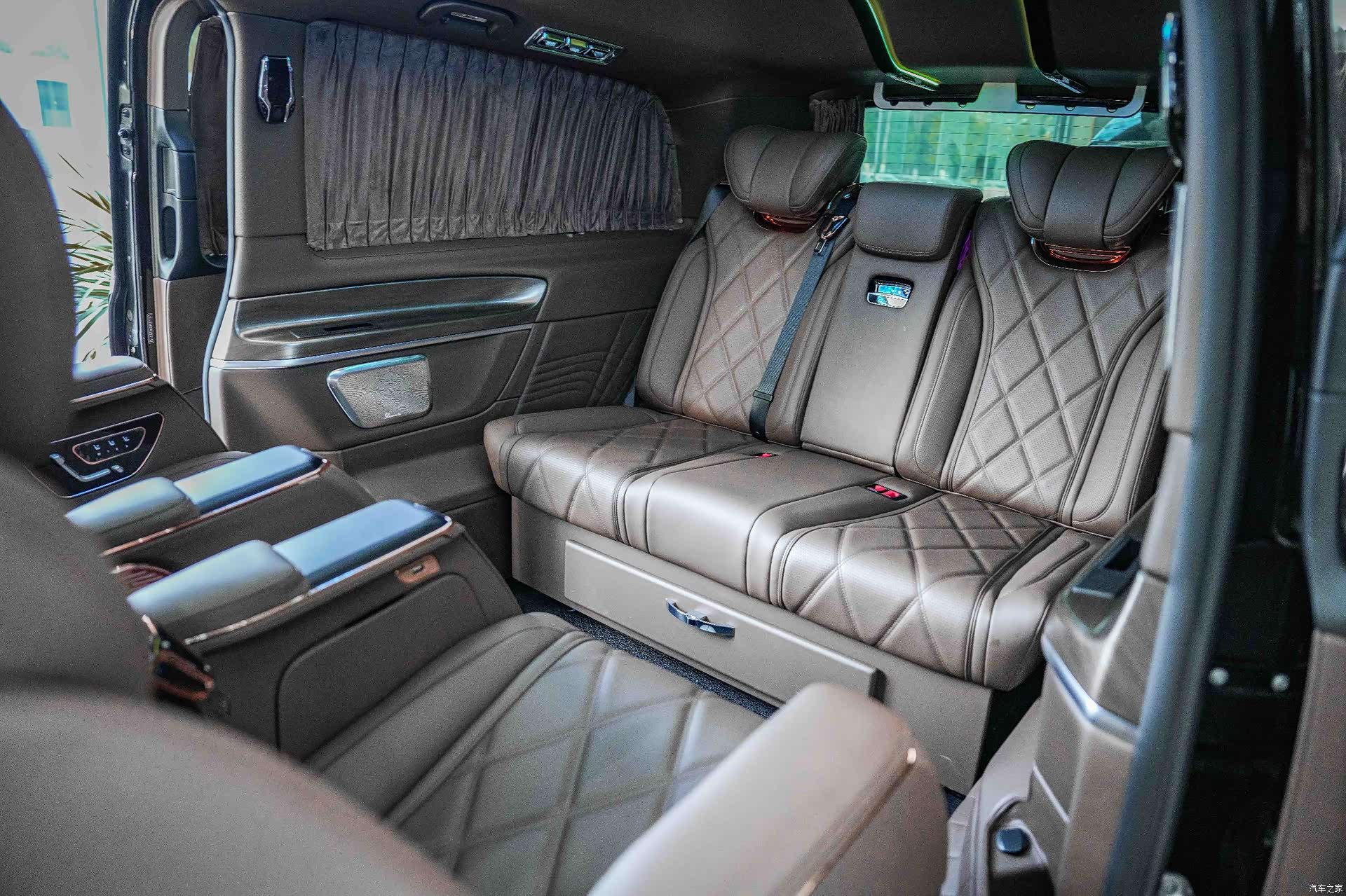 Mercedes-Benz V-Class, 2026 12