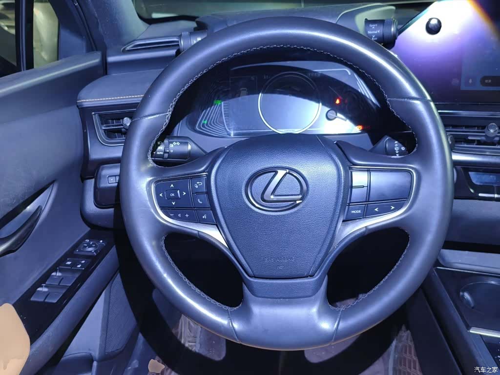 Lexus UX, 2022 11