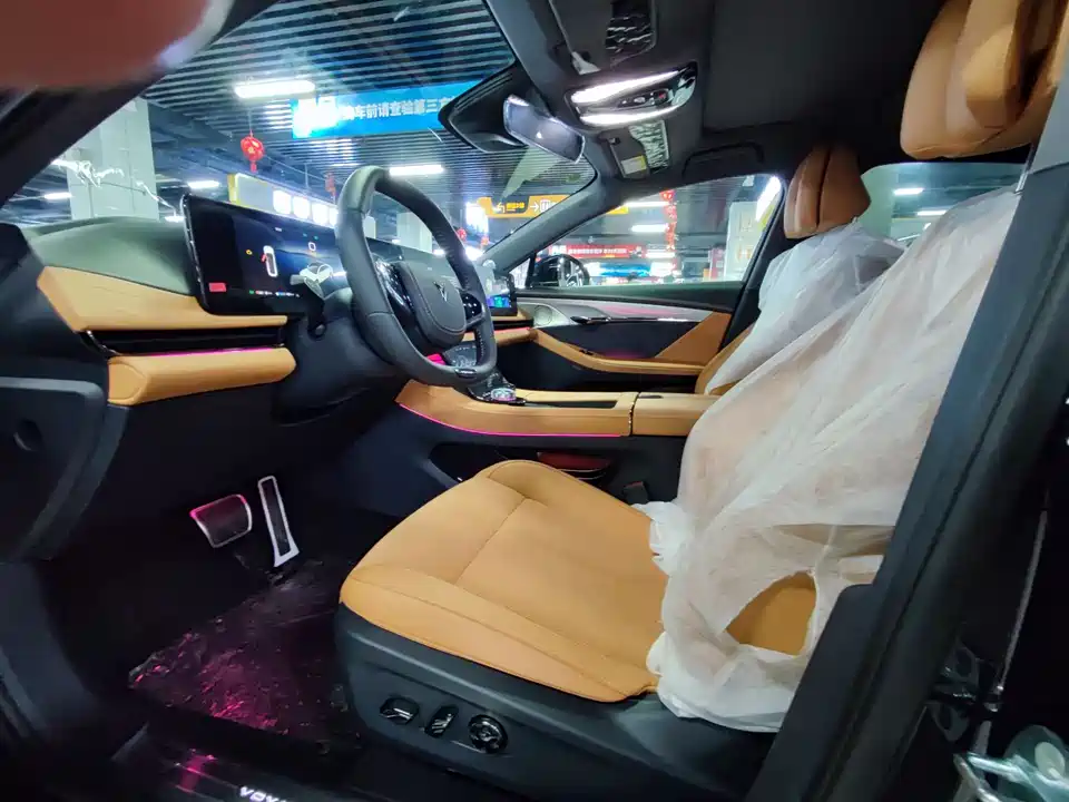 VOYAH Lantu chasing light