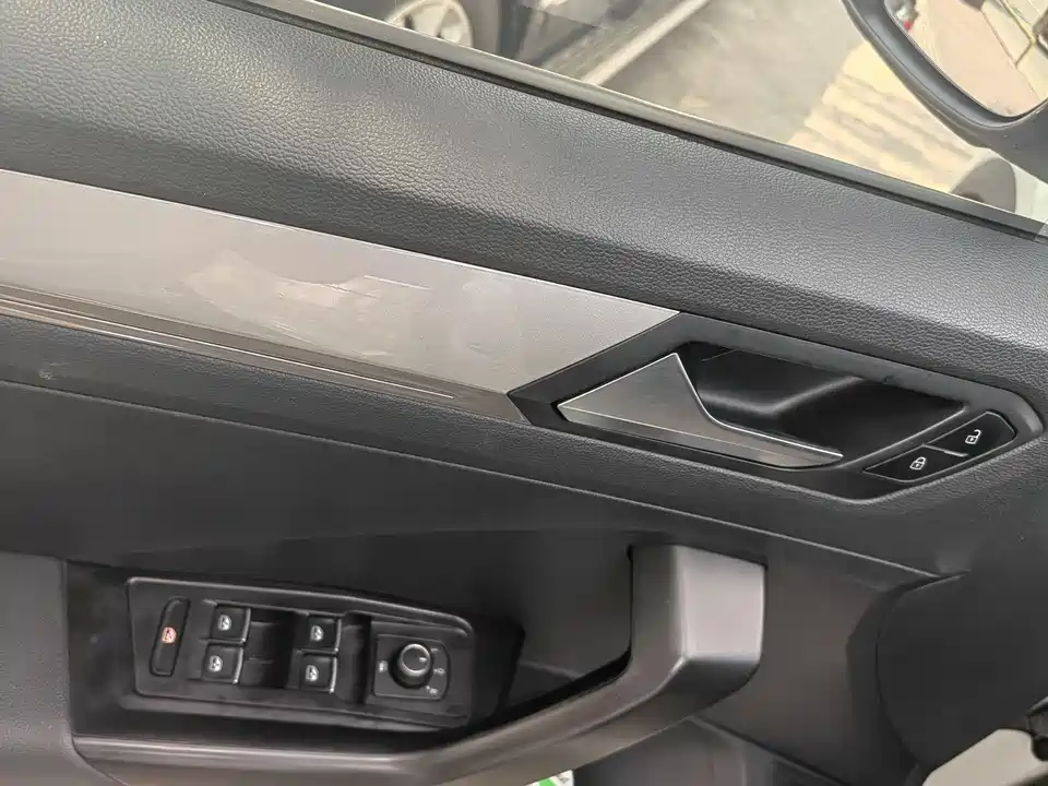 Volkswagen T-ROC exploring Songs