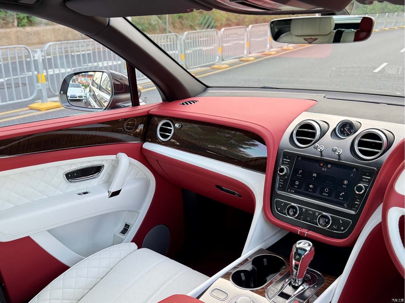 Bentley Bentayga, 2017 16