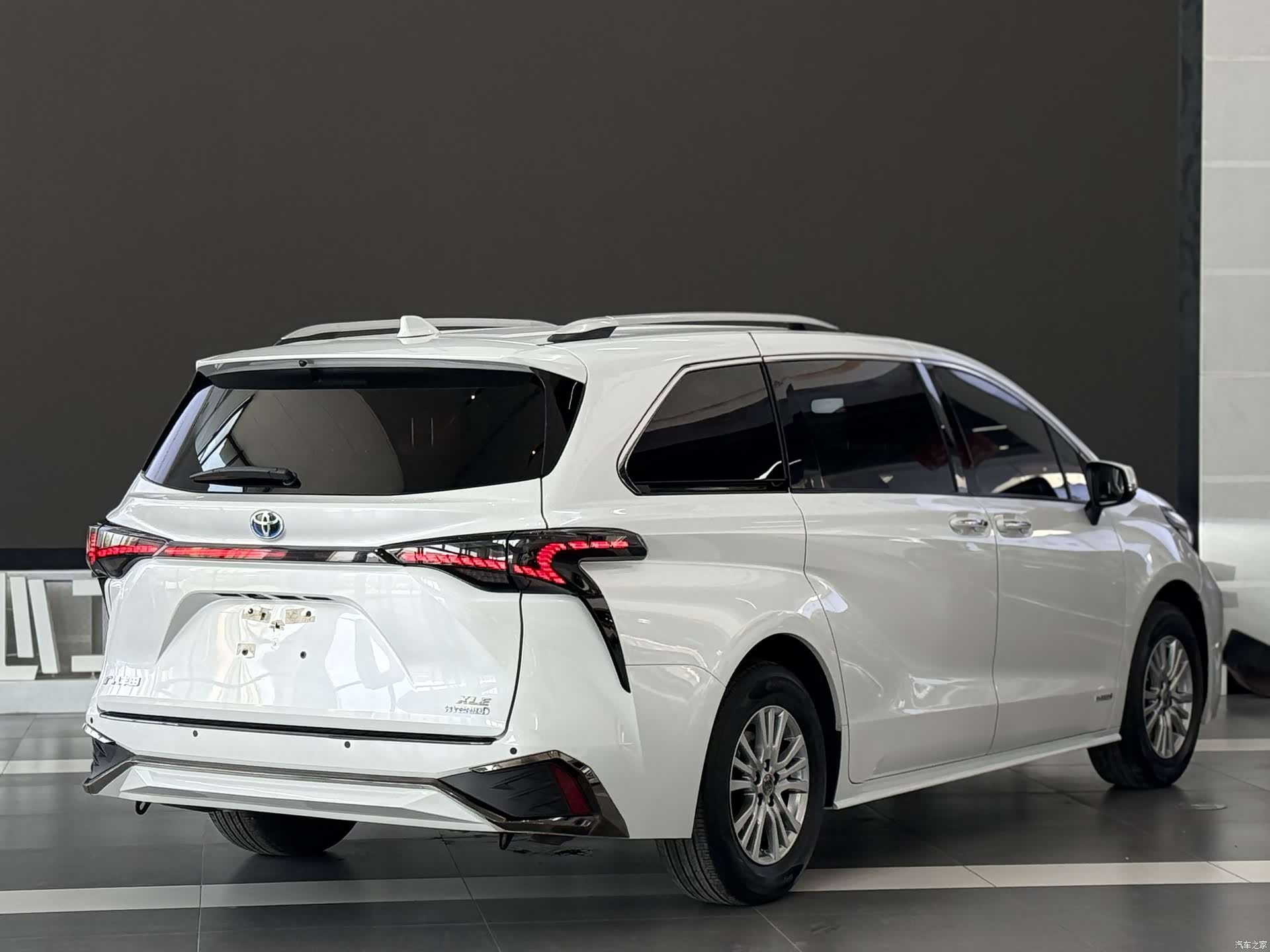 Toyota Sienna, 2023 все фото