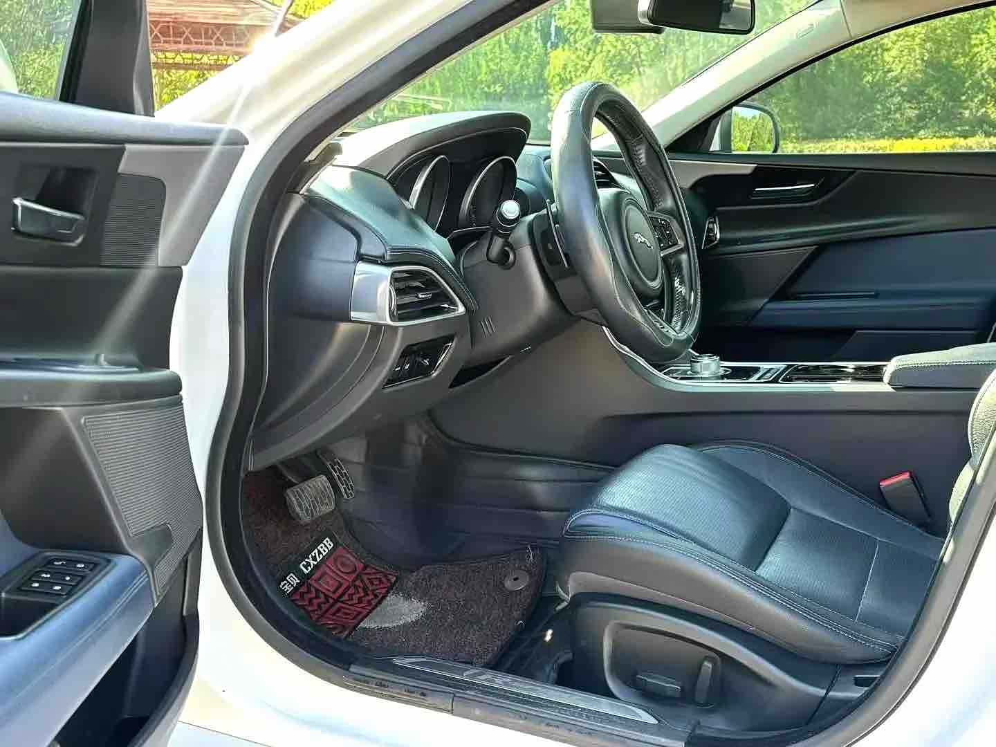 Jaguar XE, 2017 4