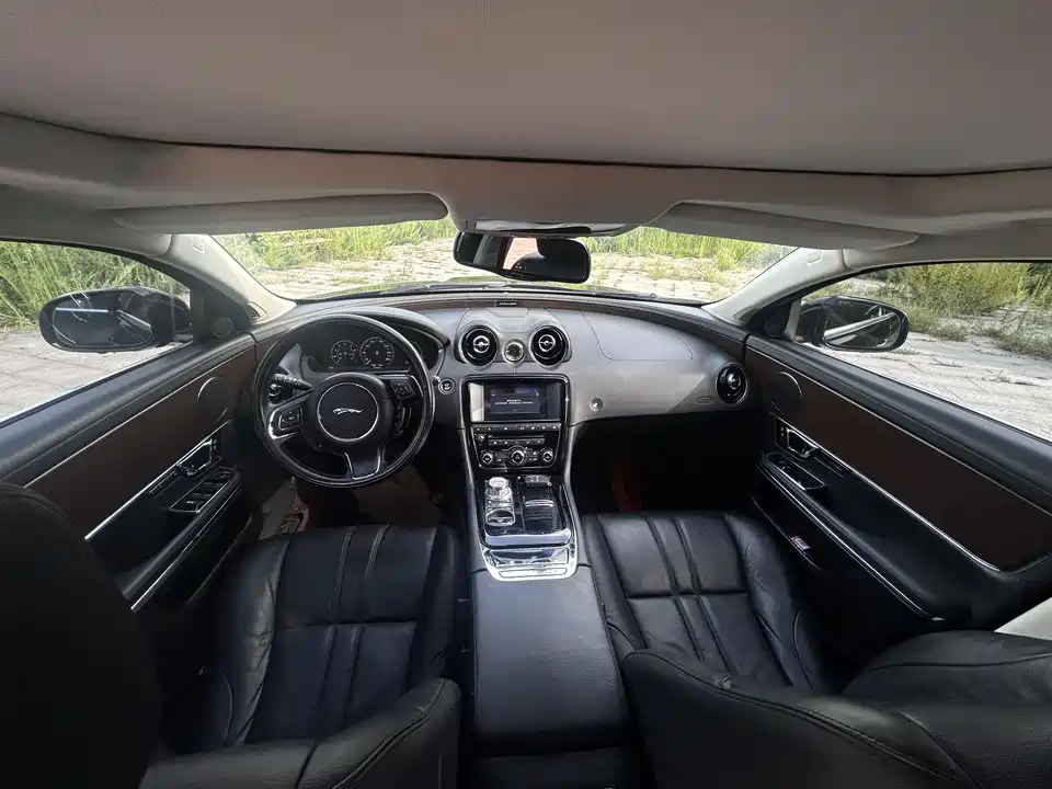 Jaguar XJ