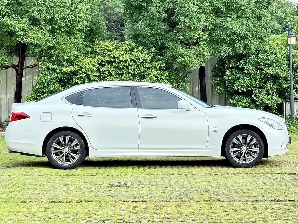 Infiniti Q70