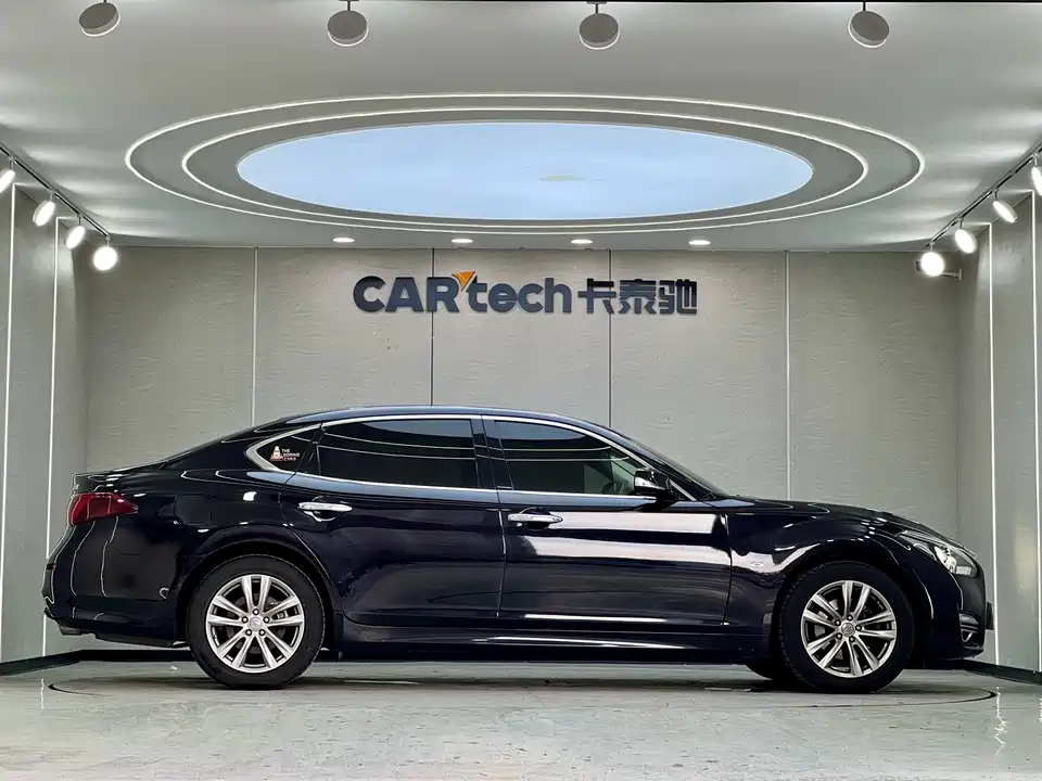 Infiniti Q70
