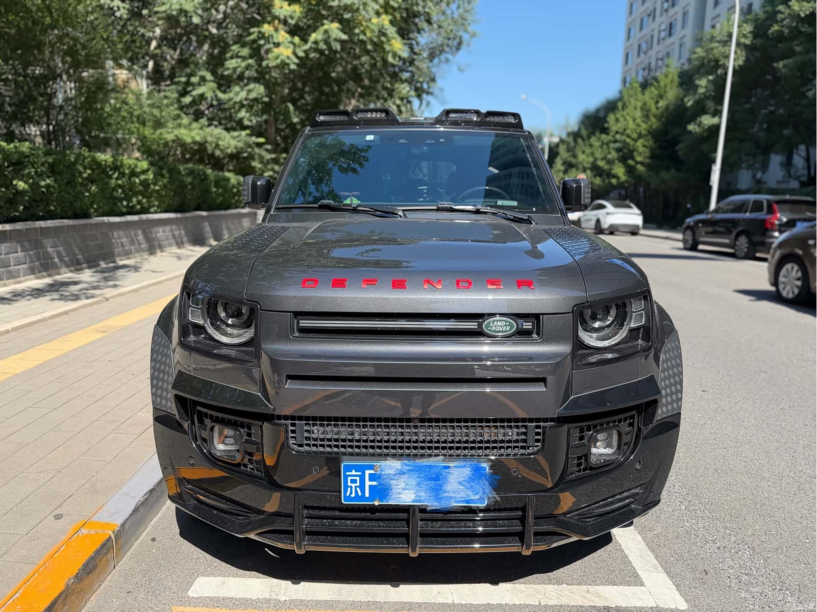 Land Rover Defender, 2023 3