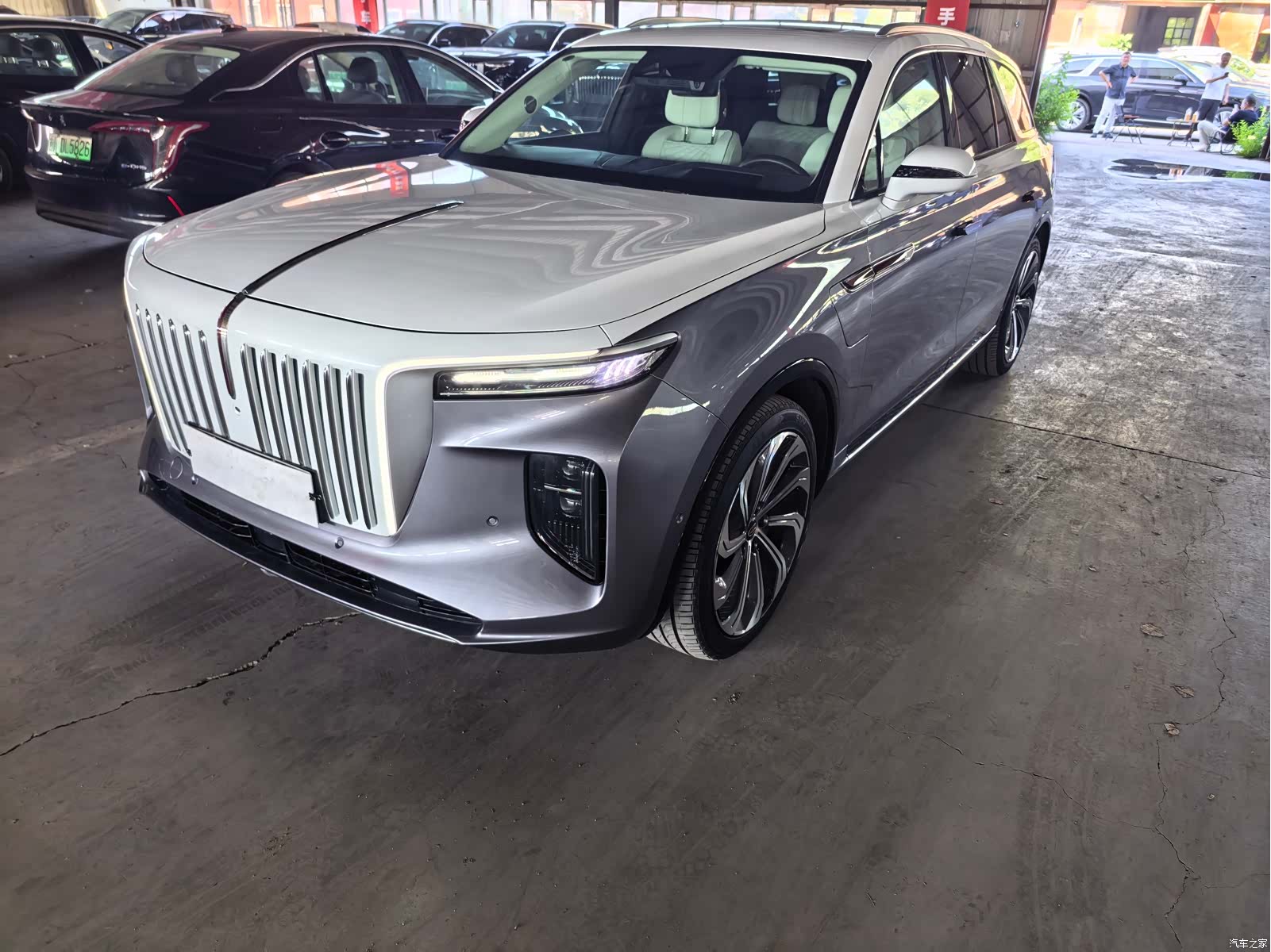 Hongqi E-HS9, 2023 1