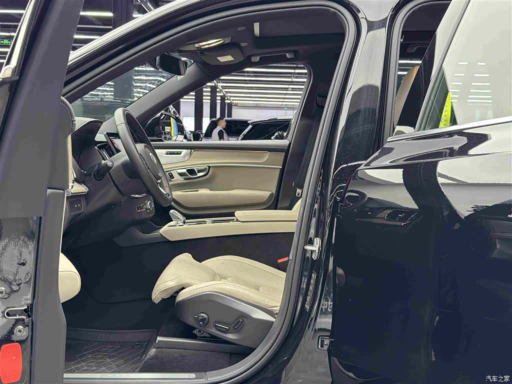Volvo XC90, 2025 6