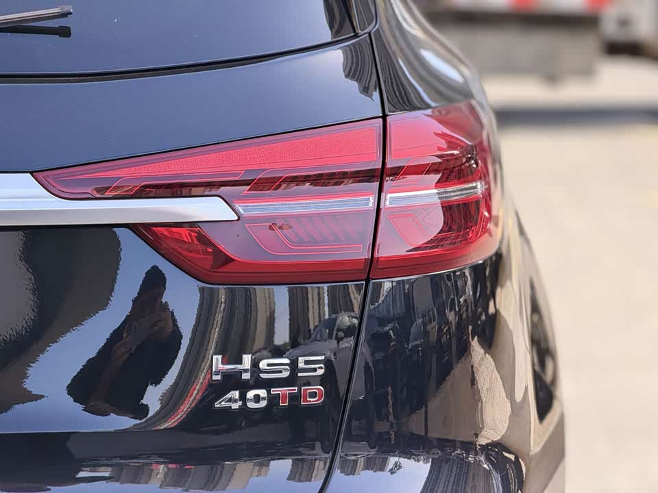 Hongqi HS5
