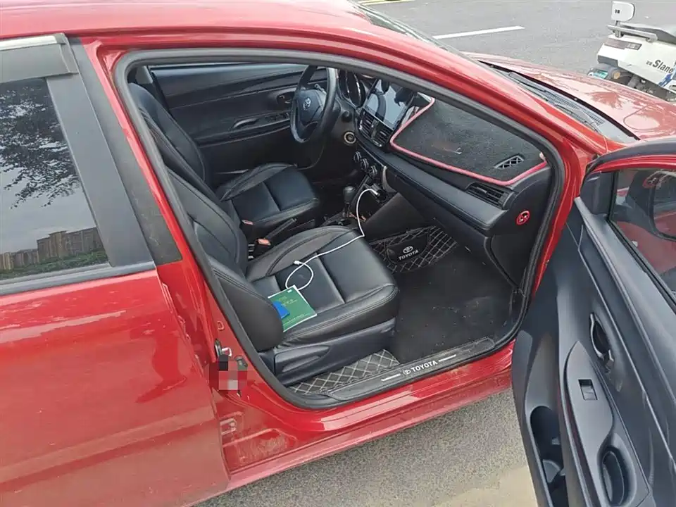 Toyota YARiS L to enjoy