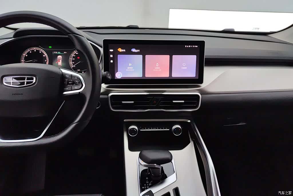 Geely Coolray, 2023 13